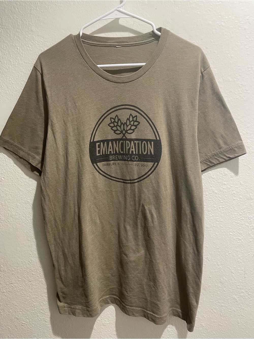 🍺 Emancipation Brewing Co. Men's Earthy Sage Green Graphic Tee Size L
